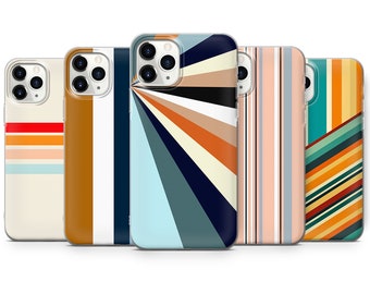 Könnte beinhalten: Vier verschiedene iPhone-Hüllen mit geometrischen Mustern. Die Hüllen sind in verschiedenen Farben gehalten, darunter Blau, Grün, Orange und Braun. Die Hüllen bestehen alle aus klarem Kunststoff und haben ein schlankes, modernes Design.