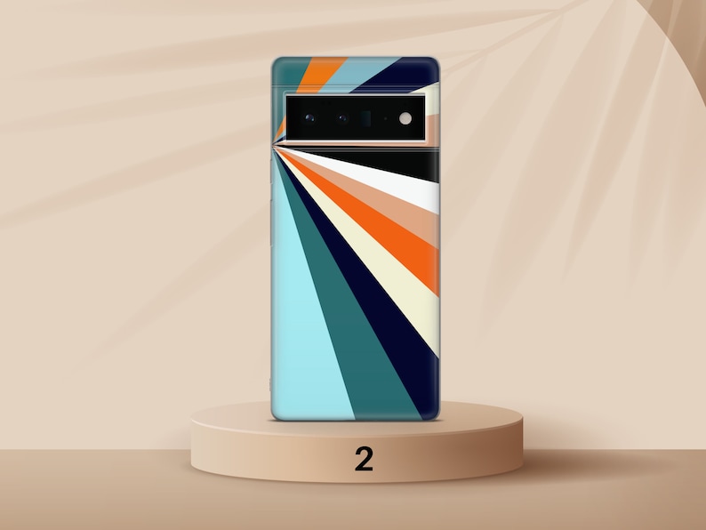 K&ouml;nnte beinhalten: Eine blaue, schwarze, wei&szlig;e, orange und braune gestreifte Handyh&uuml;lle mit einem schwarzen Kameraobjektiv.