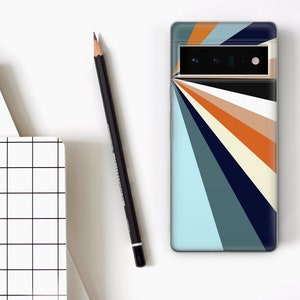 K&ouml;nnte beinhalten: Eine Handyh&uuml;lle mit geometrischem Design in verschiedenen Farben, darunter Blau, Gr&uuml;n, Orange und Wei&szlig;. Die H&uuml;lle hat ein schwarzes Kamerafach mit drei Objektiven.