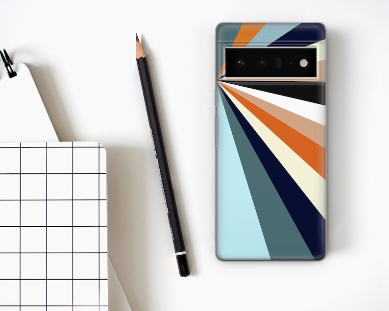 K&ouml;nnte beinhalten: Eine Handyh&uuml;lle mit geometrischem Design in verschiedenen Farben, darunter Blau, Gr&uuml;n, Orange und Wei&szlig;. Die H&uuml;lle hat ein schwarzes Kamerafach mit drei Objektiven.