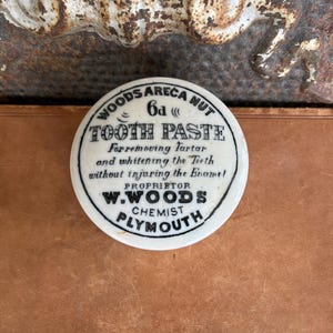 Antique Woods Areca Nut 6d Tooth Paste Plymouth - c. 1890 - English advertising Pot