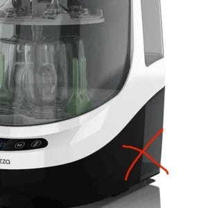 Könnte beinhalten: Ein weiß-schwarzer Baby Brezza Flaschensterilisator und -trockner. Das Gerät hat eine transparente Kunststoffkammer mit einem Gestell für Flaschen und Zubehör. Das Bedienfeld ist weiß mit schwarzen Knöpfen und dem Baby Brezza-Logo.