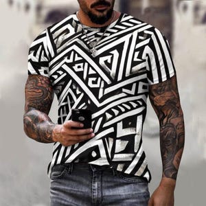 Könnte beinhalten: Schwarz-weißes T-Shirt mit kurzen Ärmeln und geometrischem Muster.