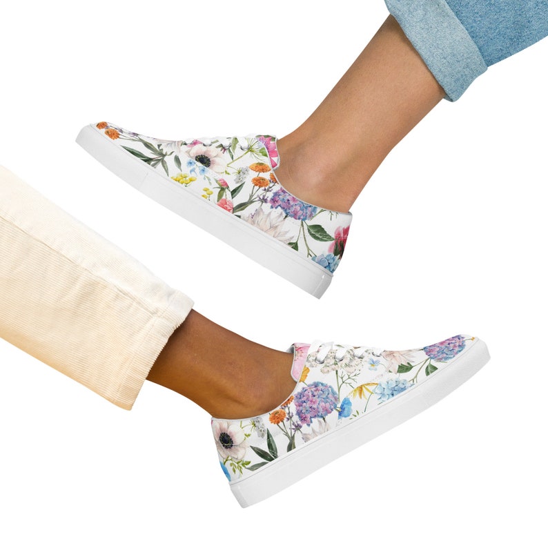 Women’s floral lace-up canvas athletic shoes