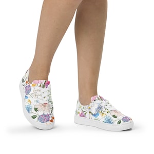 Women’s floral lace-up canvas athletic shoes
