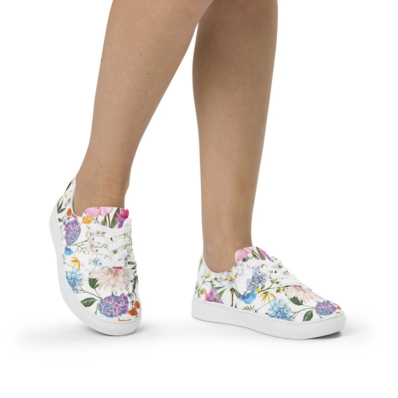 Women’s floral lace-up canvas athletic shoes