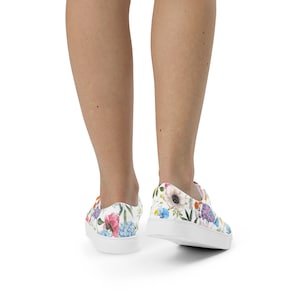 Women’s floral lace-up canvas athletic shoes