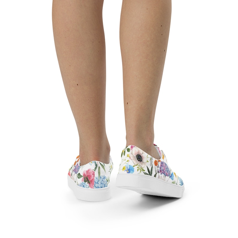 Women’s floral lace-up canvas athletic shoes