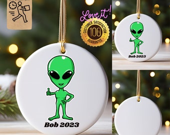 Adornos navideños personalizados de Little Green Alien, adorno alienígena, adorno navideño de cerámica, adorno personalizado, adornos de regalo alienígenas