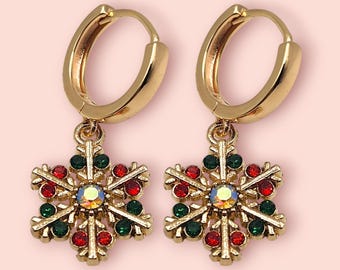 Pendientes de aro con forma de copo de nieve dorado / Joyería navideña con cristales rojos y verdes / 2 tamaños de aro