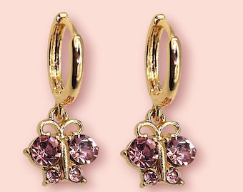 Gouden oorringen: roze kristallen vlinderbedels, elegante sieraden