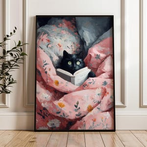 Konsttryck med katt som läser en bok i sängen | Nyckfull svart kattposter | Rosa blommig estetik | Mysig bokälskarepresent | Inramad eller oramad väggkonst