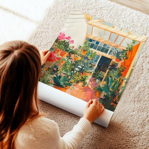 Puede incluir: Una impresi&oacute;n art&iacute;stica enrollada que muestra una colorida ilustraci&oacute;n de un invernadero lleno de plantas. La obra de arte representa un interior soleado con flores en macetas y exuberante vegetaci&oacute;n. La impresi&oacute;n se est&aacute; desenrollando sobre una alfombra beige.