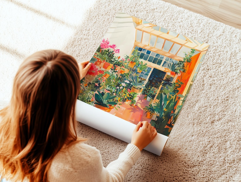 Puede incluir: Una impresi&oacute;n art&iacute;stica enrollada que muestra una colorida ilustraci&oacute;n de un invernadero lleno de plantas. La obra de arte representa un interior soleado con flores en macetas y exuberante vegetaci&oacute;n. La impresi&oacute;n se est&aacute; desenrollando sobre una alfombra beige.