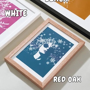 Puede incluir: Impresiones art&iacute;sticas enmarcadas con la silueta de una mujer y un dise&ntilde;o de copo de nieve. Las impresiones est&aacute;n en marcos blancos, negros y de roble rojo. La palabra "WHITE" est&aacute; impresa en el marco blanco, "BLACK" en el marco negro y "RED OAK" en el marco de roble rojo.