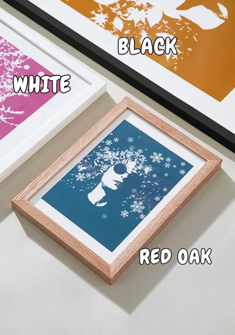 Puede incluir: Impresiones art&iacute;sticas enmarcadas con la silueta de una mujer y un dise&ntilde;o de copo de nieve. Las impresiones est&aacute;n en marcos blancos, negros y de roble rojo. La palabra "WHITE" est&aacute; impresa en el marco blanco, "BLACK" en el marco negro y "RED OAK" en el marco de roble rojo.