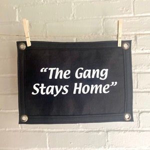 The Gang Stays Home Wollfilz Banner | Es ist immer sonnig Geschenk | Kunst I.A.S.I. | Paddys Pub | Rumschinken