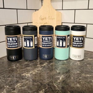 Personalizar grabado YETI Can Colster Soporte de lata de metal Regalo del padrino, Padrino, Fiesta de bodas 12oz, 12oz delgado, 16oz Yeti Can Cooler imagen 1