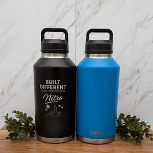 Botella de agua YETI personalizada con grabado y tapa - Botella de agua YETI personalizada de 64 oz - Regalo perfecto para amantes de la naturaleza - Botella de agua deportiva
