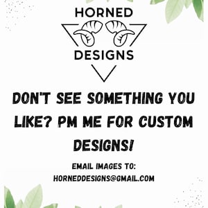 以下が含まれることがあります： 左右に緑の葉がついた白い背景。テキスト「HORNED DESIGNS」は黒で、テキストの上に三角形の中に2本の角のスタイリッシュな画像があります。テキスト「DON'T SEE SOMETHING YOU LIKE? PM ME FOR CUSTOM DESIGNS!」は黒です。テキスト「EMAIL IMAGES TO: HORNEDDESIGNS@GMAIL.COM」は黒です。