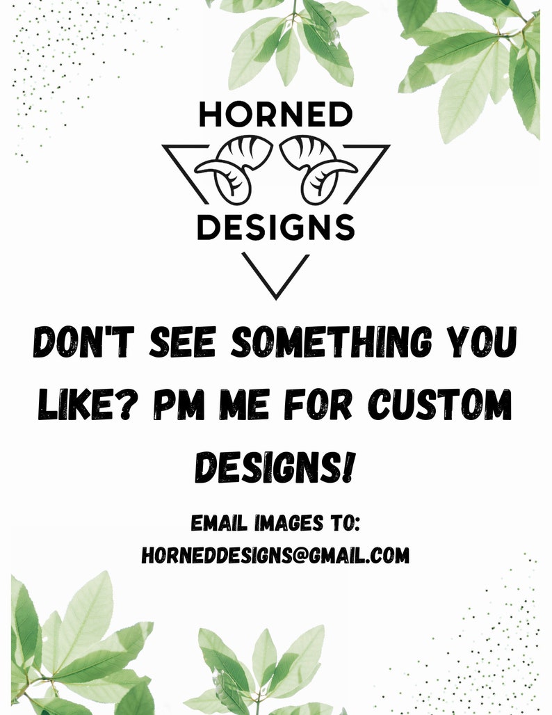 以下が含まれることがあります： 左右に緑の葉がついた白い背景。テキスト「HORNED DESIGNS」は黒で、テキストの上に三角形の中に2本の角のスタイリッシュな画像があります。テキスト「DON'T SEE SOMETHING YOU LIKE? PM ME FOR CUSTOM DESIGNS!」は黒です。テキスト「EMAIL IMAGES TO: HORNEDDESIGNS@GMAIL.COM」は黒です。