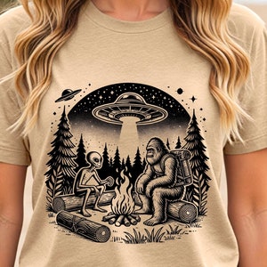 Bigfüße und Aliens Camping T-Shirt – UFO Grafik-Shirt – Cryptid Lagerfeuer Unisex Outdoor Abenteuer T-Shirt