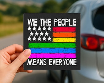 Calamita per auto con bandiera arcobaleno: orgoglio LGBTQ+, dichiarazione di giustizia sociale, noi, il popolo, intendiamo tutti.