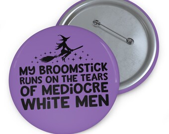 Botón "Mi escoba corre sobre las lágrimas de hombres blancos mediocres" de bruja feminista divertida