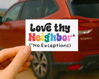 Może przedstawiać: Prostokątna biała naklejka z czarnym napisem 'Love thy' nad słowem 'Neighbor' zapisanym wielokolorową, falistą czcionką. Poniżej znajduje się tekst '*No Exceptions' wydrukowany prostą czarną czcionką, dopełniający przekaz na naklejce.