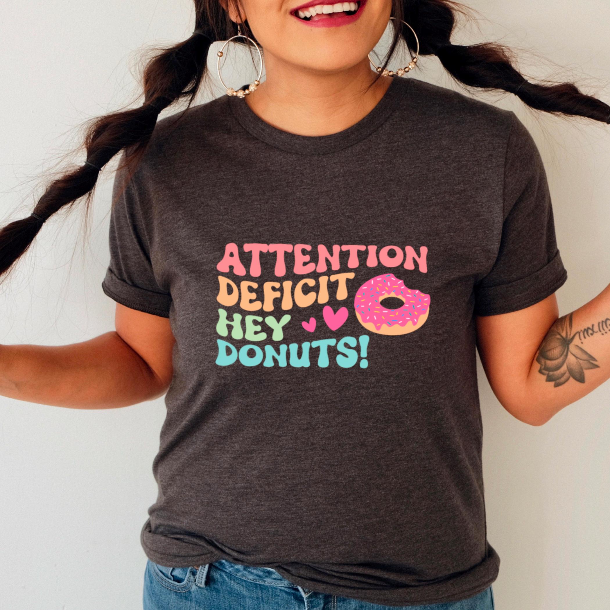 おもしろADHD Tシャツ：注意欠陥「Hey Donuts!」ユニセックスTシャツ