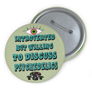 Puede incluir: Un botón verde con un ojo psicodélico y hongos. El texto en el botón dice "Introvertido pero dispuesto a discutir sobre psicodélicos."