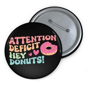 Bouton TDAH « Hey donuts », épingle drôle sur la neurodiversité, badge humour déficitaire de l'attention, cadeau drôle TDAH, humour sur le dysfonctionnement exécutif