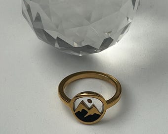 Gold Plated Stainless Steel Mountain Ring: Mustard Seed Resin Ring Size 7