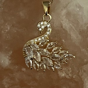 Swan Zircon Inlaid Pendant Necklace: Titanium Steel Adjustable Chain