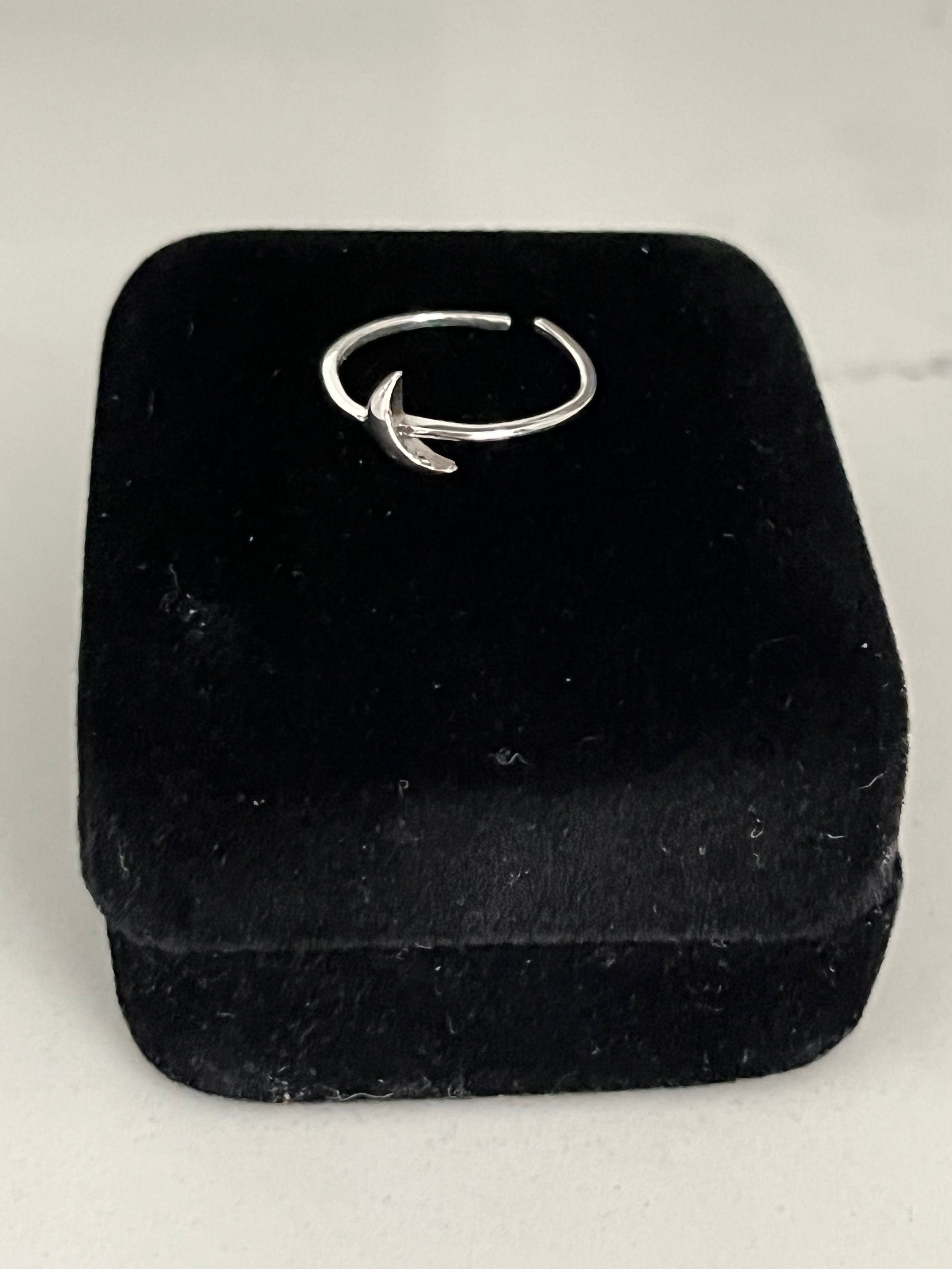 AI159 - Oxidised Crescent Toe Ring main image 1