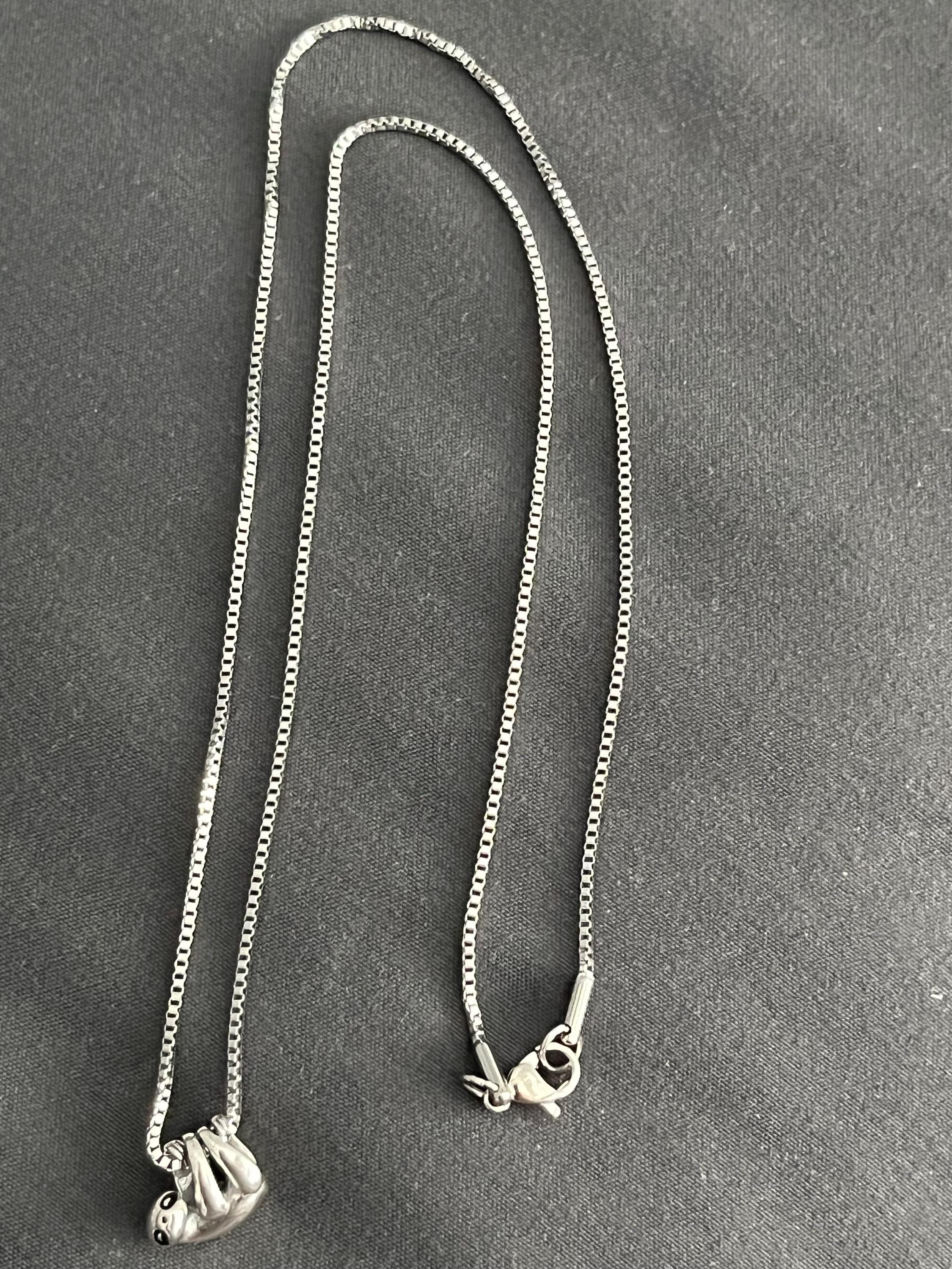 Collana con ciondolo a forma di bradipo e lupo, in argento