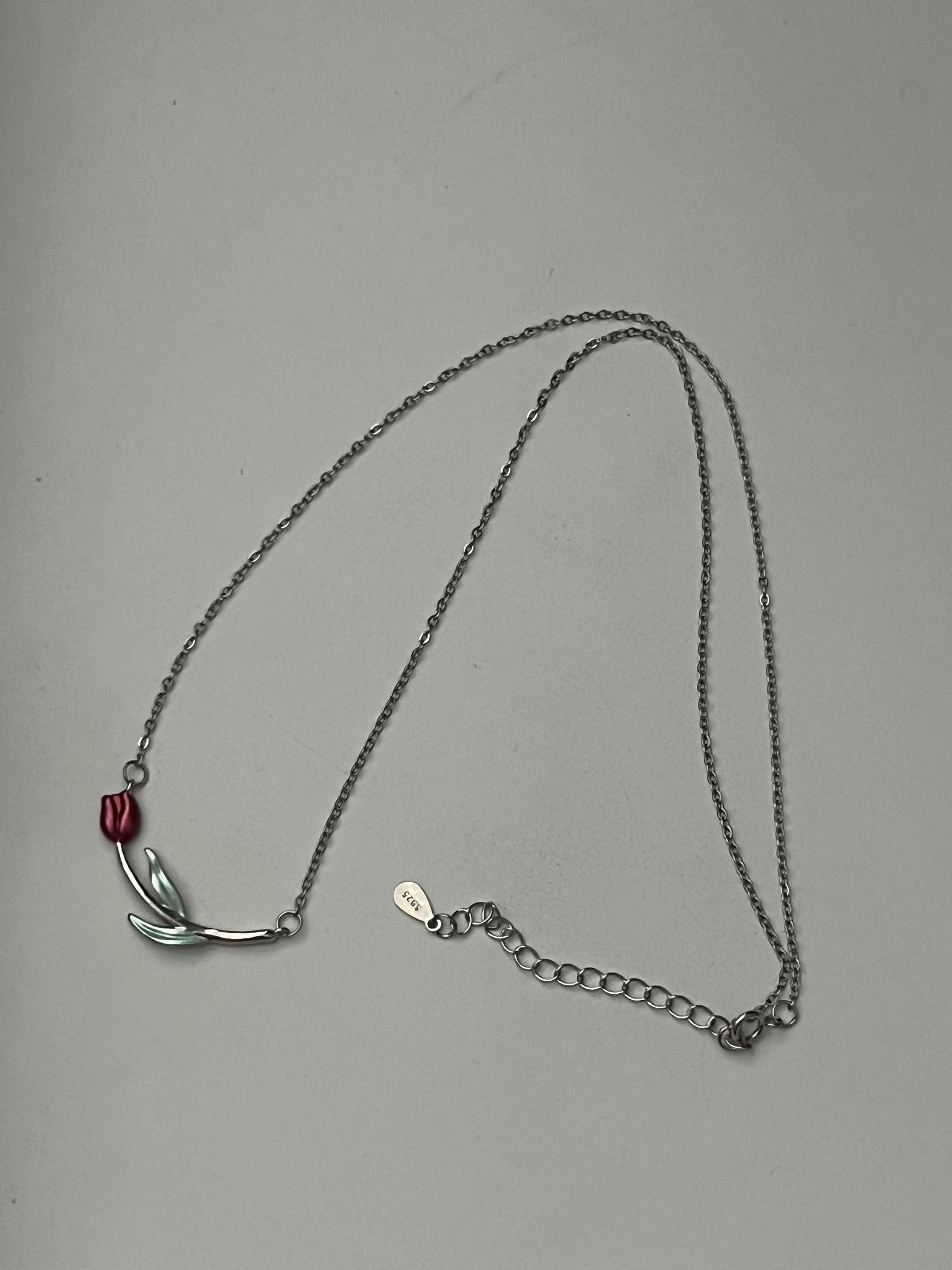 Delicata collana con ciondolo a forma di tulipano in argento Sterling