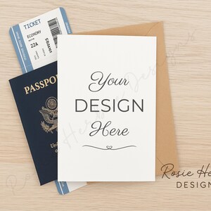 Maqueta de tarjeta de felicitación "Buen viaje". Imagen de viaje con pasaporte y tarjeta de embarque, deseos de un buen viaje, escena de vacaciones para vendedores.