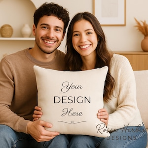 Maqueta de cojín para pareja, maqueta de cojín para regalo de compromiso o boda, escena de estilo de vida neutral, maqueta de cojín cuadrado, maqueta de cojín para pareja joven