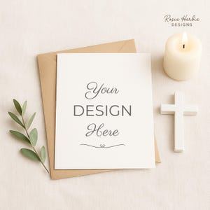 Christliche Sympathiekarte Mockup, auf Glauben basierende flache Lage mit Kreuz und Kerze, Schrift Grußkarte Szene, neutrale Leinen JPG Beileidskarte