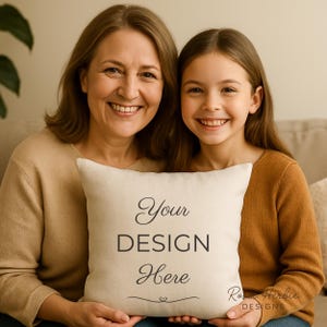 孫娘と祖母のクッションモックアップ、ライフスタイルクッションモックアップ、スクエアクッションの商品画像、販売者向けデジタルモックアップ