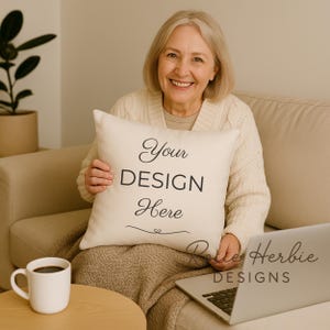 居心地の良い年配女性のクッションモックアップ、Canva用ライフスタイル枕JPG、Etsyセラー向けソファシーン、ニュートラルな室内装飾、祖母のクッションモックアップ