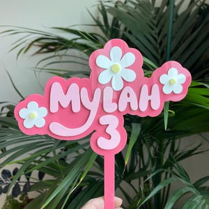 Adorno para tarta personalizado con letras de burbujas y nombre y edad con margaritas. Elige los colores y el tamaño