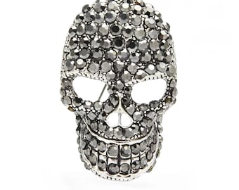Broche de caveira com strass prateado – Broche gótico de cristal, joia de caveira brilhante, acessório estilo rock