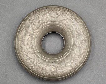 Antico portacapelli edoardiano in peltro con decorazioni floreali a puntini, scatola da toeletta, diametro 4,5 pollici.
