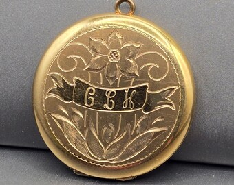 Colgante tipo relicario redondo de oro laminado de estilo victoriano con grabado floral, 1974.