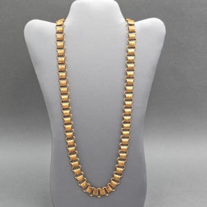 Collar con cadena de libro victoriano antiguo de 61 cm (24"), tono dorado, panel floral en relieve de 15,6 mm