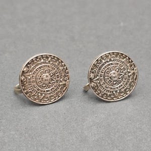 Vintage Taxco Far Fan sterling zilveren oorbellen met Azteekse zonnesteen. Schroefsluiting.