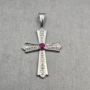 Ross-Simons sterlingsilverhänge i rubin med kors 3,5 cm, elegant religiös berlock 925