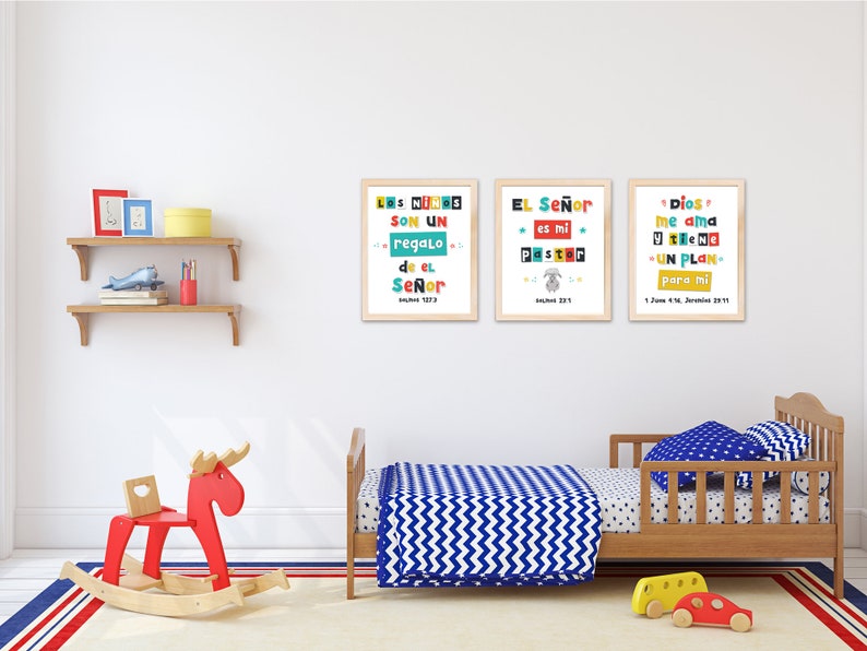 Pode incluir: Tr&ecirc;s impress&otilde;es emolduradas coloridas com texto em espanhol em uma parede branca em um quarto de crian&ccedil;a. As impress&otilde;es apresentam cita&ccedil;&otilde;es religiosas em espanhol. O quarto tem um cavalo de balan&ccedil;o de madeira, uma cama de crian&ccedil;a de madeira com roupa de cama azul e branca, e uma prateleira de madeira com brinquedos.